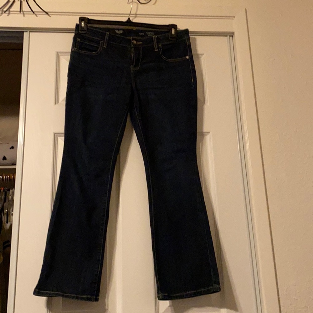 Women’s midrise boot cut jeans.